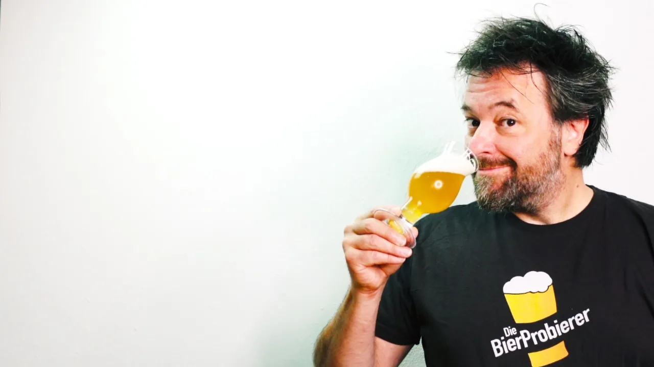 Alex Teubner als Diplom-Biersommelier bei einer Bierverkostung